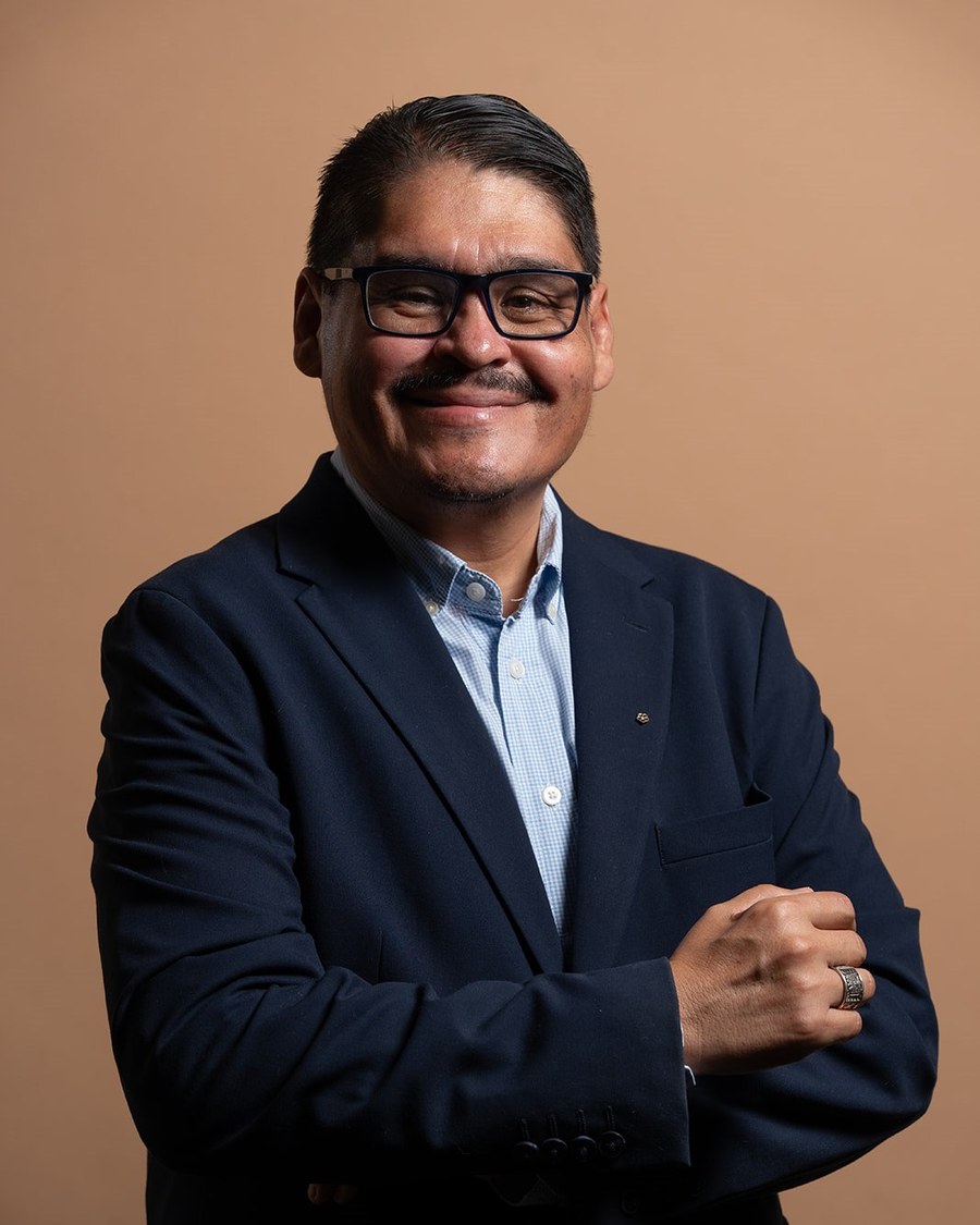 Retrato de Alejandro Montes de Oca, consultor digital y Chief AI Officer